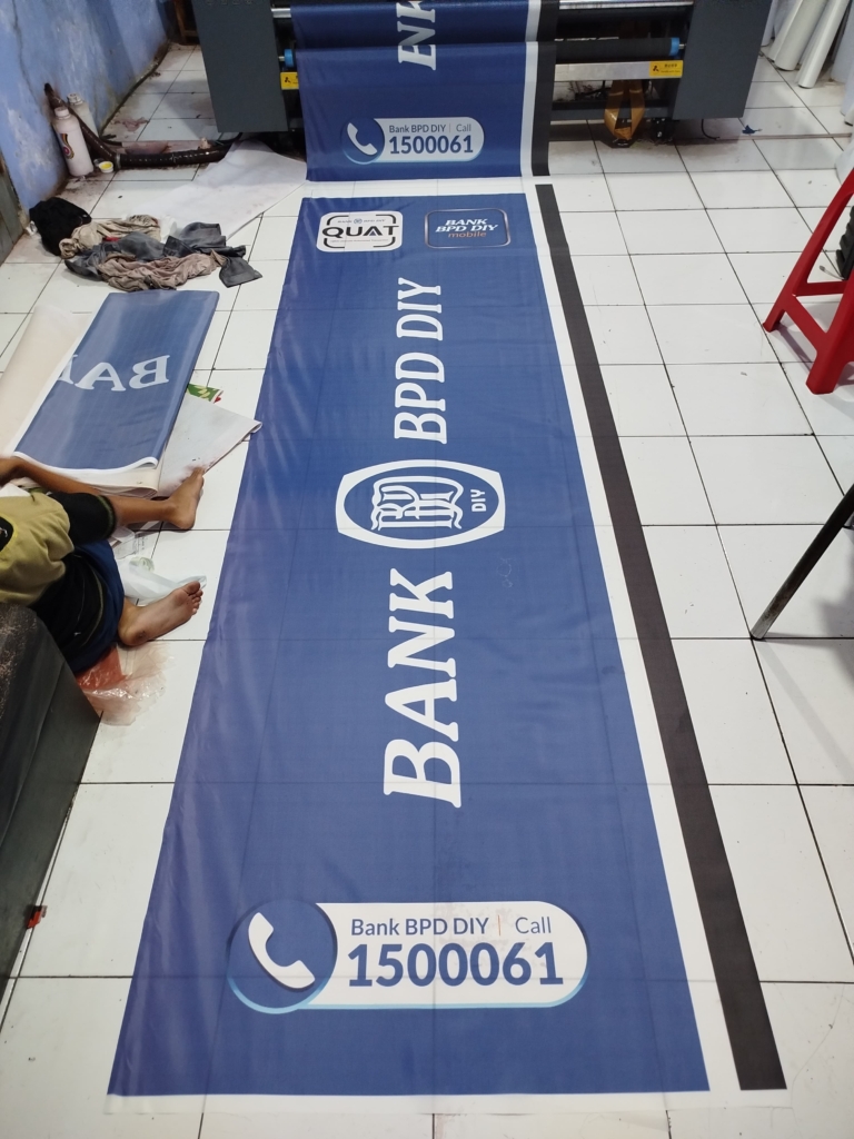 Perbandingan Umbul-Umbul Digital Printing vs Umbul-Umbul Sablon